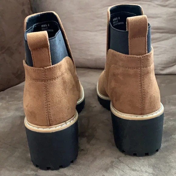 ❌SOLD❌Dolce Vita Chelsea Boots - Picture 4 of 6